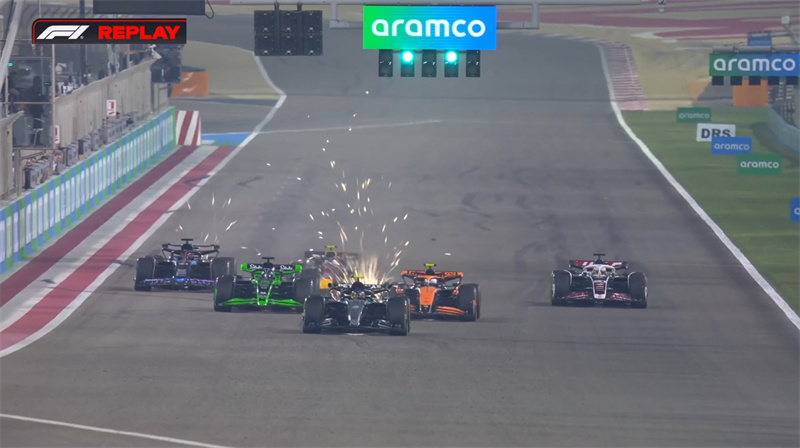 F1巴林测试第二日尾声，几位车手来了一次正赛模拟。