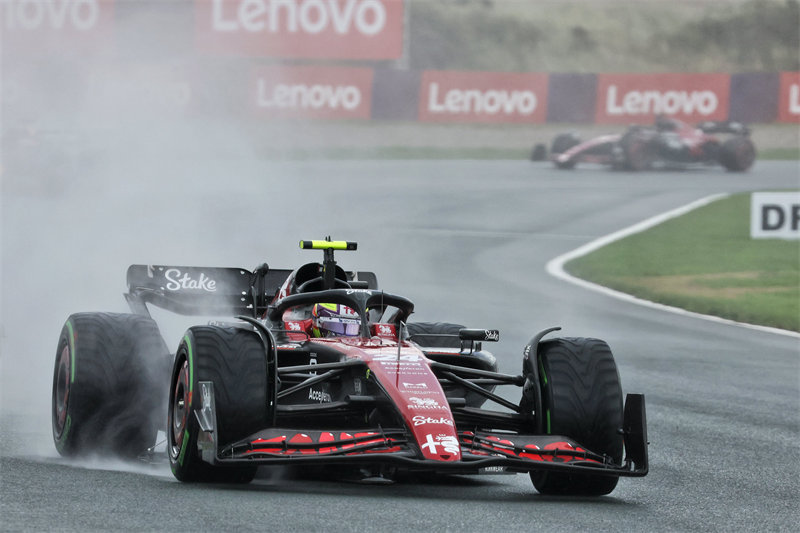 为什么在F1比赛中，干胎需要进行更换，但配方更软的雨胎却不受限制。